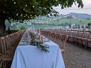 chaise-CROSSBACK-table-rectangulaire-bois-fonce-mariage-authentique-boheme-ceremonie