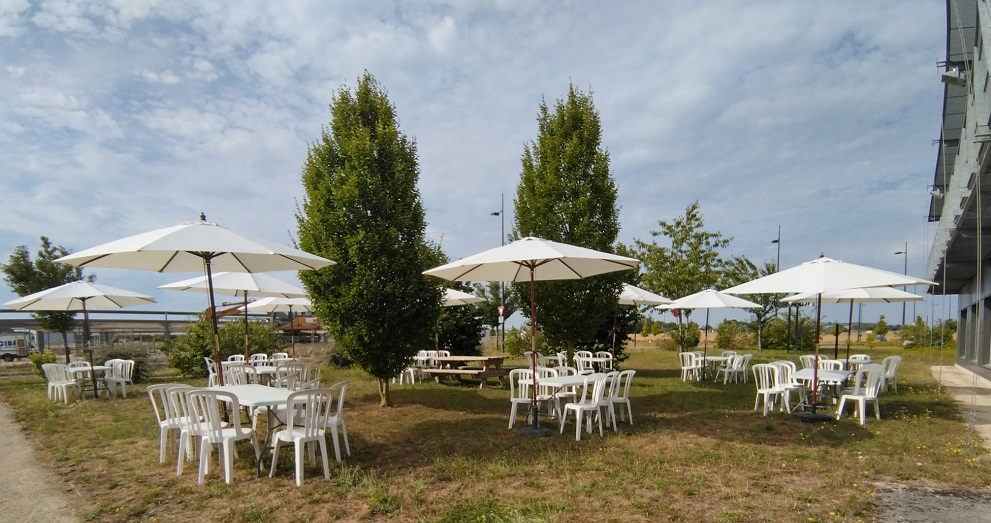 parasols-chaise-bistrot-table-rectangulaire