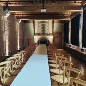 tables-rectangulaires-chaises-crossback-reunion-grande-assemblee