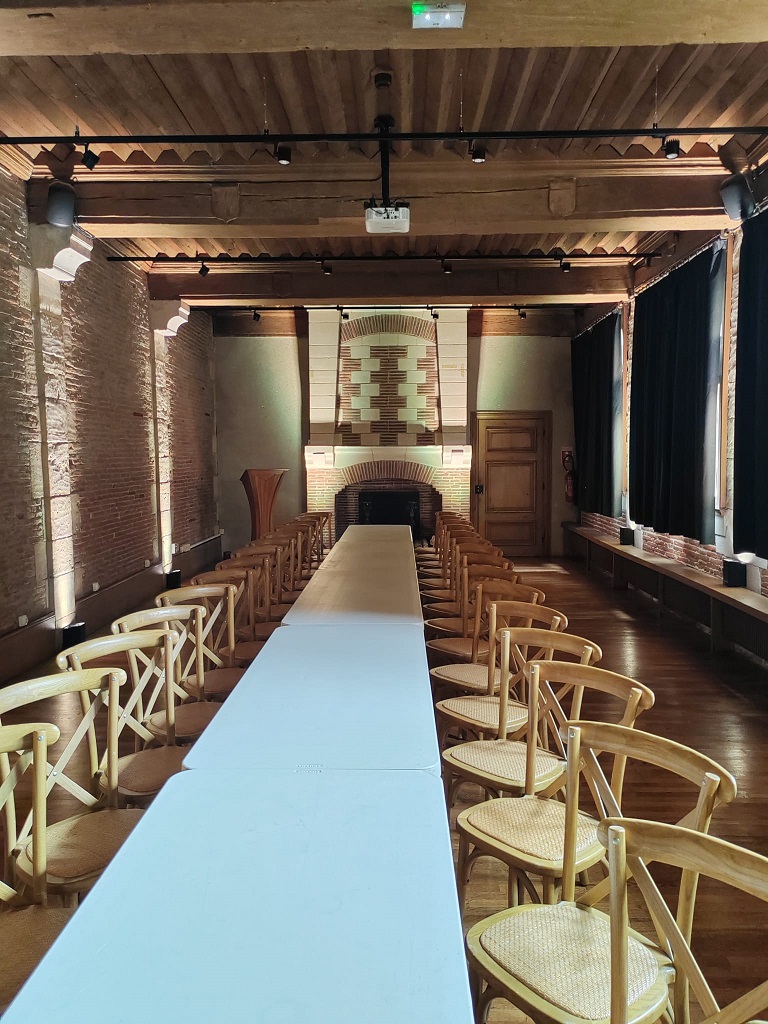 tables-rectangulaires-chaises-crossback-reunion-grande-assemblee