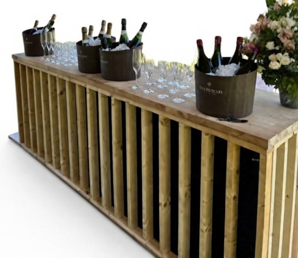 bar-en-bois-tissu-noir-interieur-exterieur-authentique-naturel-moderne