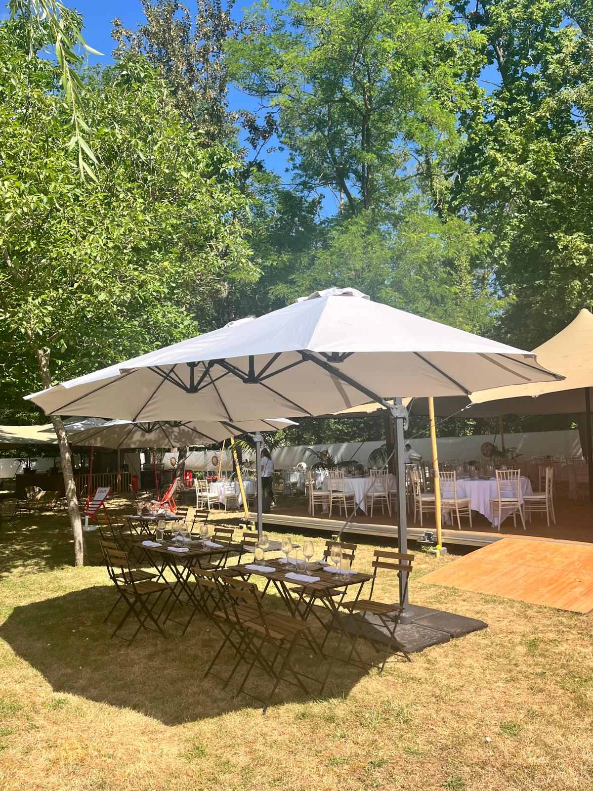 grand-parasol-trois-tetes-large-couverture-côté
